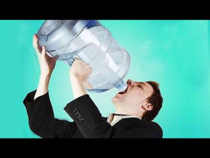 Extreme thirst excessive drinking water in small gap may risk of disease | थोड्या थोड्या वेळाने तहान लागणं घातक, या आजारांचा असू शकतो धोका