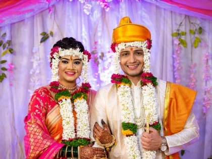 After Abhidnya Bhave, now Marathi actor Ashutosh Kulkarni is stuck in marriage | अभिज्ञा भावेनंतर आता मराठमोळा अभिनेता आशुतोष कुलकर्णी अडकला लग्नबेडीत