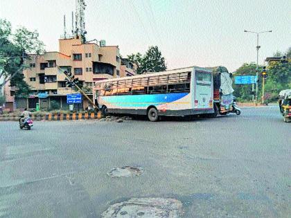 Truck-Bus Accident on Tarawalnagar Chauplule | तारवालानगर चौफुलीवर ट्रक-बसचा अपघात