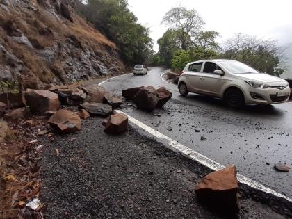 Car crashes in Amboli Ghat, crashes into valley: Luckily driver escapes | आंबोली घाटात कारला अपघात, दरीत कोसळली : सुदैवाने चालक बचावला