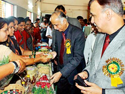 Lucky bangles praised by tribal girls | आदिवासी कन्यांद्वारे निर्मित लाखेच्या बांगड्यांचे कौतुक