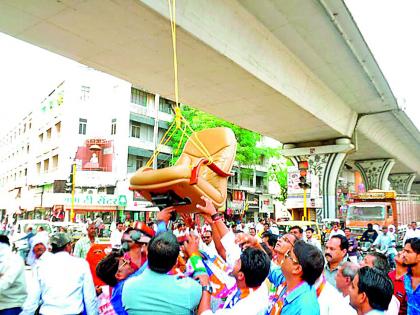 Commissioner's chair hanging on the Flybridge | आयुक्तांची खुर्ची उड्डाणपुलास टांगली