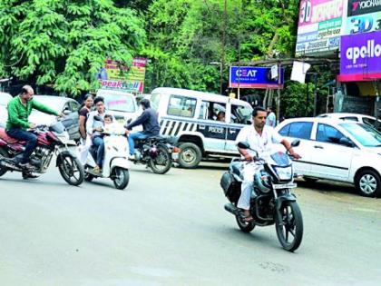 Encroachment of garage on footpath | फुटपाथवर गॅरेजचे अतिक्रमण