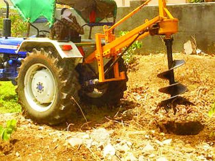 Progress in tree climbing potholes | वृक्षलागवडीच्या खड्डे मोहिमेला गती