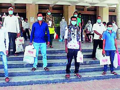 11 persons in 'cluster hotspot' discharged | ‘क्लस्टर हॉटस्पॉट’मधील ११ व्यक्तींना 'डिस्चार्ज' 11 persons in 'cluster hotspot' discharged | ‘क्लस्टर हॉटस्पॉट’मधील ११ व्यक्तींना 'डिस्चार्ज'