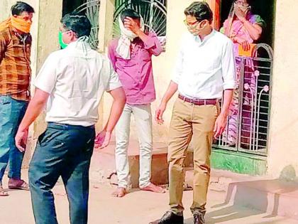 District Collector interrogates Malhara residents after stopping | ताफा थांबवून जिल्हाधिकाऱ्यांनी केली मल्हारावासीयांची चौकशी District Collector interrogates Malhara residents after stopping | ताफा थांबवून जिल्हाधिकाऱ्यांनी केली मल्हारावासीयांची चौकशी