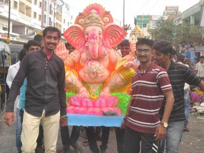 Welcome to the Babap Sankalp in Beed | बीडमध्ये बाप्पांचे जल्लोषात स्वागत