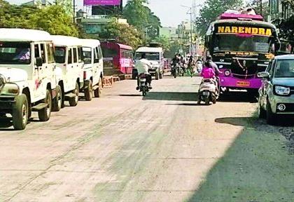 The new cement road became a new one | तुमसरचा नवीन सिमेंट रस्ता बनला पार्र्किं ग झोन