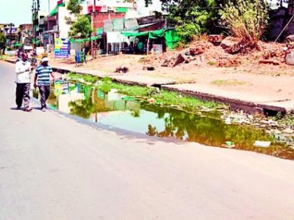 Tumbles with Nala dirty water on National Highway | राष्ट्रीय महामार्गावरील नाल्या घाण पाण्याने तुंबल्या