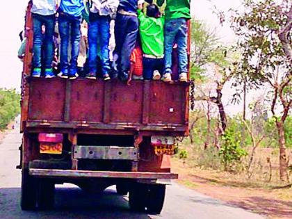 'Whisper' on illegal transport? | अवैध वाहतुकीवर ‘वचक’ कुणाचा?