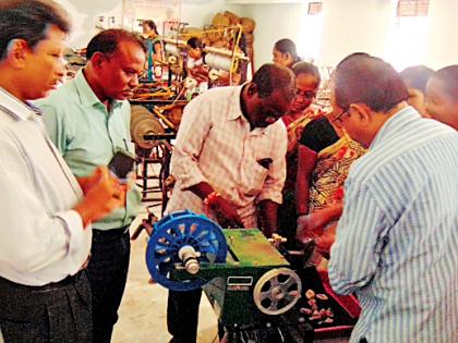 Threading demonstration program at Tusser Silk Center | टसर रेशीम केंद्रात धागाकरण प्रात्यक्षिक कार्यक्रम