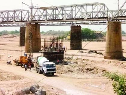 Gondbangal of the sand on the construction of the third railway bridge | तिसऱ्या रेल्वे पूल बांधकामावर रेतीचे गौडबंगाल