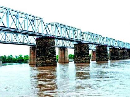 Journey of railway carts on the stretched railway bridge | शंभरी गाठलेल्या रेल्वे पुलावरून रेल्वे गाड्यांचा प्रवास