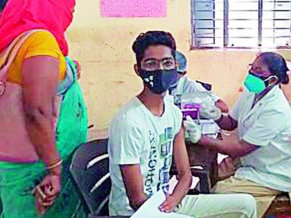 Citizens reluctant to take a second dose of the vaccine | लसीचा दुसरा डोस घेण्यास नागरिक उदासीन Citizens reluctant to take a second dose of the vaccine | लसीचा दुसरा डोस घेण्यास नागरिक उदासीन