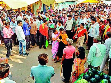 In front of municipal council of angry vegetable vendors | संतप्त भाजीपाला विक्रेत्यांचा नगरपालिकेवर मोर्चा