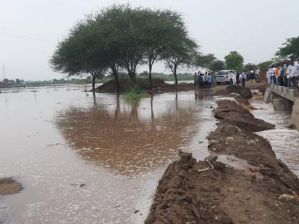 Rainwater in the field due to partial work of the bridge | पूलाच्या अर्धवट कामामुळे पावसाचे पाणी शेतात