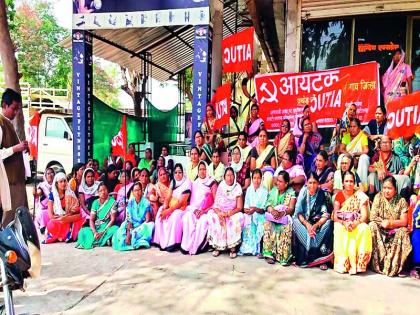  Stop the way for the Anganwadi workers in Chopda | चोपड्यात अंगणवाडी कर्मचाऱ्यांचा रास्ता रोको