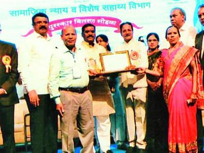 Sambaji Waghmare received Samaj Bhushan Award | सांबाजी वाघमारे यांना समाजभूषण पुरस्कार