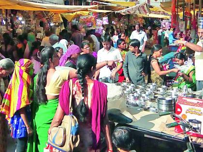 The crowd gathered to buy varieties | वाण खरेदीसाठी बाजारात उसळली गर्दी