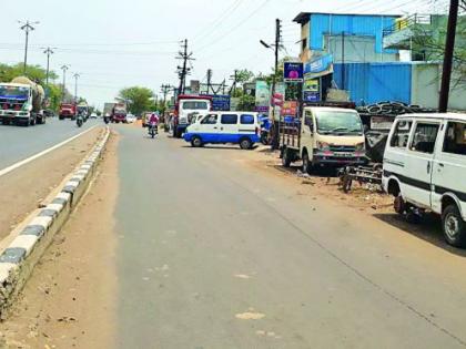 Encroachments on the roads in state highways | राज्य महामार्गालगतच्या लेआऊटमधील रस्त्यांवर अतिक्रमण