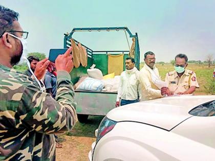 Seven quintals of grain seized by villagers | ग्रामस्थांच्या सतर्कतेने सात क्विंटल धान्य जप्त Seven quintals of grain seized by villagers | ग्रामस्थांच्या सतर्कतेने सात क्विंटल धान्य जप्त