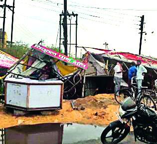 Windy rain in the district | जिल्ह्यात वादळी पाऊस