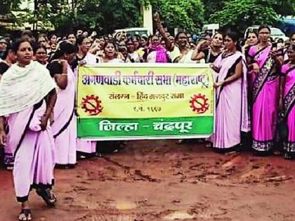 Anganwadi Servants on the road to compensate | अंगणवाडी सेविका भरपावसात रस्त्यावर