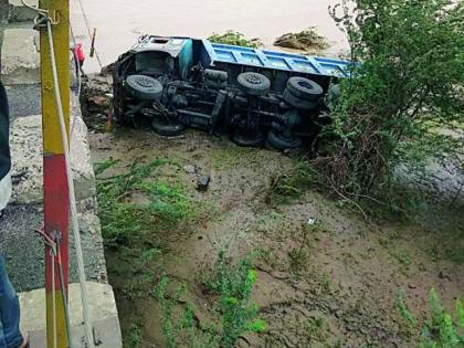 Truck collapsed from Mungoli Bridge | मुंगोली पुलावरून ट्रक कोसळला