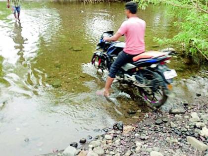 Travel through the water in the knee | गुडघाभर पाण्यातून प्रवास