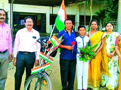 Bicycling from Delhi giving message of cleanliness | स्वच्छतेचा संदेश देत दिल्लीपर्यंत सायकलस्वारी