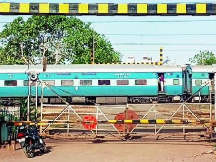 The people will wait for the closure of the Visapur railway track | विसापूर रेल्वे फाटकाच्या बंदमुळे नागरिक वैतागले