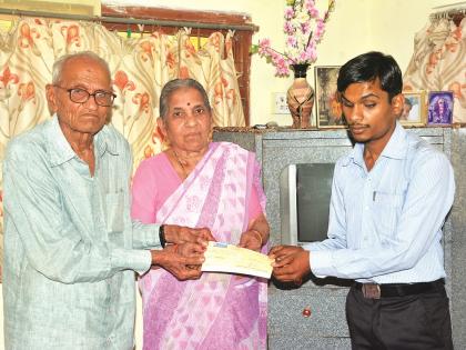 elderly couple in Akola give one lakh rupees to blind youth | शंकरबाबांच्या दिव्यांग मानसपुत्राला अकोल्यातील वृद्ध दाम्पत्यांची एक लाखाची मदत