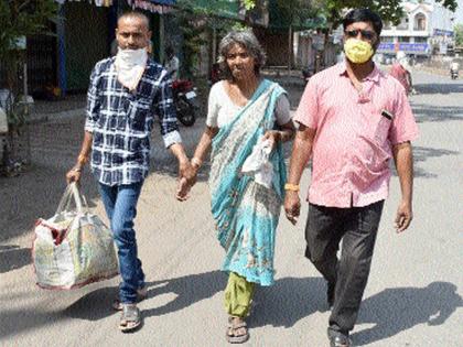 The family reunited with the helpless old man | बेवारस फिरणाऱ्या वृद्धेला पुन्हा मिळाला कुटुंबाचा आधार