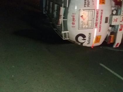 Due to collapse of tanker near Satara, gas wasted | साताऱ्याजवळ टँकर उलटल्याने पेट्रोल वाया