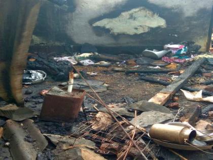 The house of the Gram Panchayat member of Parashamal is a fire, literature department | परसामळच्या ग्रामपंचायत सदस्याच्या घराला आग, साहित्य खाक