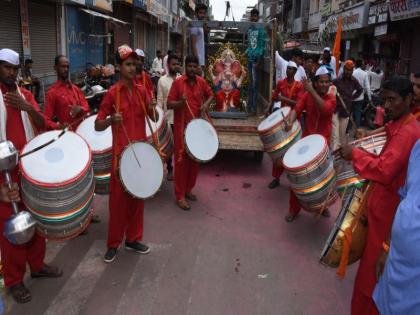 Arrives in Dhanata's Dhanashtas Nankayat's Shankaracharya | धुळयात ढोलताशांच्या निनादात ‘श्रीं’चे जल्लोषात आगमन 