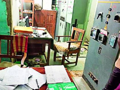 Citizens clash at Mahavitaran Office | महावितरणच्या कार्यालयावर नागरिकांची धडक Citizens clash at Mahavitaran Office | महावितरणच्या कार्यालयावर नागरिकांची धडक