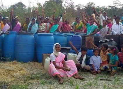 Strong action against liquor sellers by women in Gadchiroli | गडचिरोलीत दारू विक्रेत्यांविरूद्ध महिलांची धडाकेबाज कारवाई