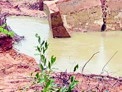 FIR against contractor for 'that' poor mortgage | ‘त्या’ निकृष्ट बंधाराप्रकरणी कंत्राटदारावर एफआयआर