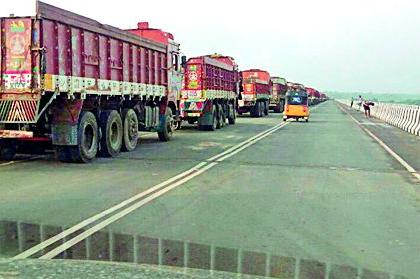 On the Godavari Bridge, the traffic of the sand has increased through the truck | गोदावरी पुलावरून ट्रकद्वारे रेतीची वाहतूक वाढली