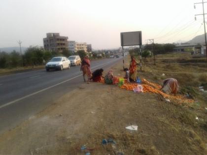 Deceased tomatoes 50 pounds of kg, farmers thrown in the road | घोटीत टमाटे ५० पैसे किलो, शेतकऱ्यांनी फेकले रस्त्यावर