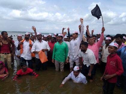 Jalasamadhi movement in Girna dam | गिरणा धरणात जलसमाधी आंदोलन