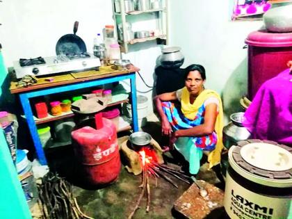 Ujjwala on the stove again, connection free, but how to fill the gas? | उज्ज्वला पुन्हा चुलीवर, कनेक्शन मोफत, पण गॅस भरणार कसा?