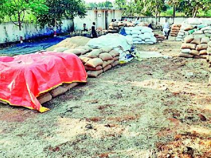 Thousands of quintals of paddy fall on the Pandharwani rice paddy plant | पांढरवानी धान खरेदी केंद्रावर हजारो क्विंटल धान पडून