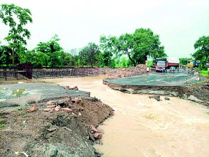 Floods by continue rain in the district | जिल्ह्यात संततधार सुरूच, नदीनाल्यांना आला पूर