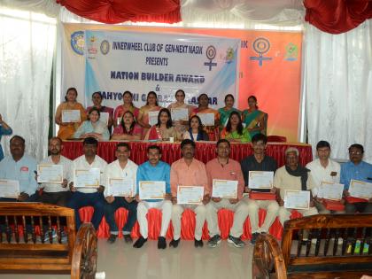 Teachers, award to women | शिक्षक, महिलांना पुरस्कार प्रदान