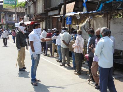 CoronaVirus Lockdown: Queues in front of wine shops from early morning, pavilions in front of shops | CoronaVirus Lockdown : भल्या पहाटेपासून वाइॅन शॉप पुढे रांगा, दुकानांसमोर मंडप