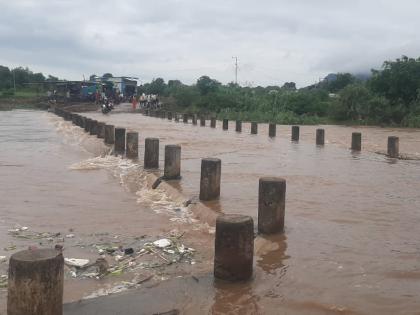 Carrying two-wheeler in flood waters; Fate saved the lives of two young men | पुराच्या पाण्यात दुचाकी गेली वाहून ; नशिबाने वाचले दोघा युवकांचे प्राण