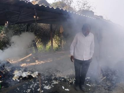 Millions of materials burned in a freezer | गोठ्यातील लाखोंचे साहित्य जळून खाक