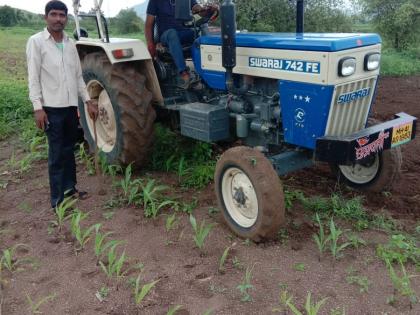 Rotated rotator on maize crop at New Shemeli | नवी शेमळी येथे मका पिकावर फिरवला रोटर